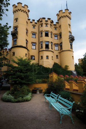 Foto de Castillo de Hohenschwangau en Fussen, impresionante palacio neogótico del siglo XIX y famoso monumento de Baviera, Alemania. Vista desde el exterior - Imagen libre de derechos