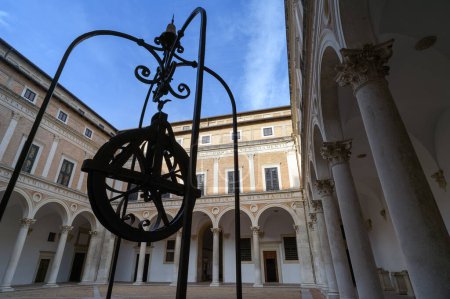 Téléchargez les photos : Vue extérieure de la cour du Palais ducal d'Urbino, Italie, ancienne résidence pendant la Renaissance des ducs de Montefeltro - en image libre de droit