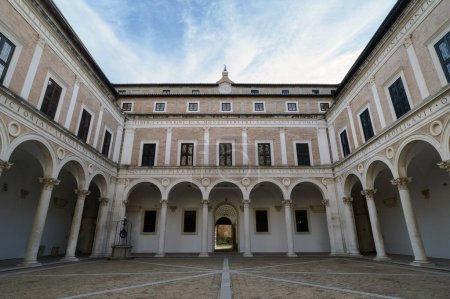 Téléchargez les photos : Vue extérieure de la cour du Palais ducal d'Urbino, Italie, ancienne résidence pendant la Renaissance des ducs de Montefeltro - en image libre de droit