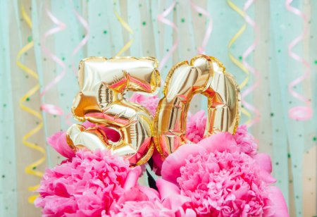 Foto de Tarjeta de celebración con globos de aire brillo de número 50 cincuenta en ramo de flores de peonía rosa en verde menta - Imagen libre de derechos
