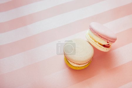 Foto de Dos pasteles de macarrones sobre fondo rosa con espacio para copiar, postre y comida dulce - Imagen libre de derechos