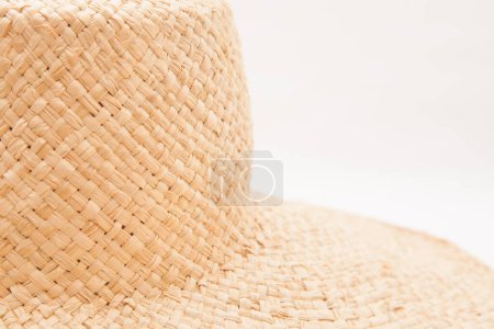 Foto de Sombrero de mimbre de paja ligera como fondo abstracto de moda en color blanco - Imagen libre de derechos