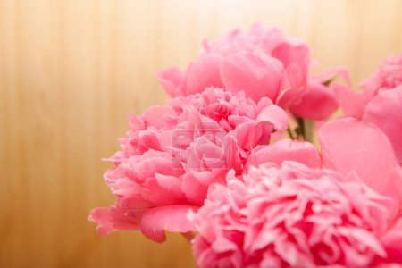 Foto de Ramo de flores de peonía rosa con espacio para copiar, tarjeta abstracta de floración sobre fondo de madera - Imagen libre de derechos