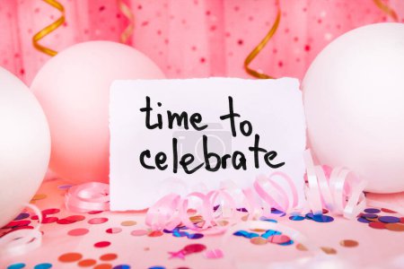 Foto de Hora de celebrar - tarjeta con texto sobre fondo rosa con globos aerostáticos y decoración - Imagen libre de derechos
