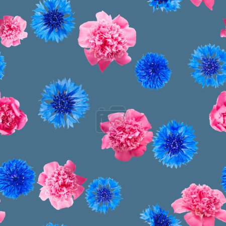 Foto de Patrón sin costuras de peonía rosa y flores de aciano azul sobre fondo azul marino - Imagen libre de derechos