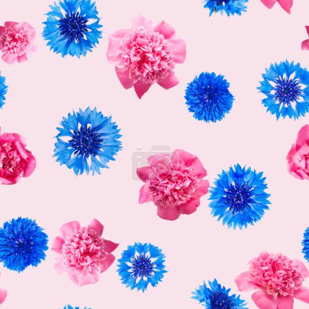 Foto de Patrón sin costuras de peonía rosa y flores de aciano azul sobre fondo rosado claro - Imagen libre de derechos