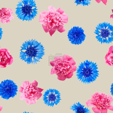 Foto de Patrón sin costuras de peonía rosa y flores de aciano azul sobre fondo beige - Imagen libre de derechos