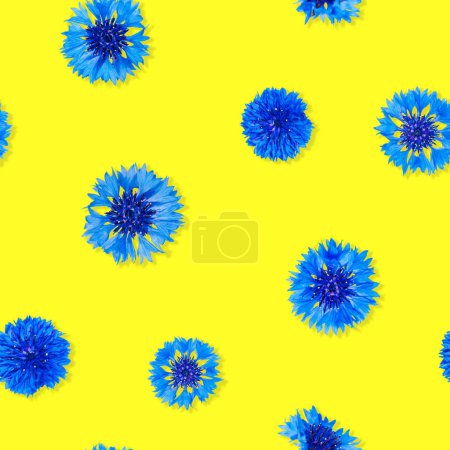 Foto de Patrón sin costuras de flores de aciano azul sobre fondo amarillo, colores de bandera ucraniana - Imagen libre de derechos
