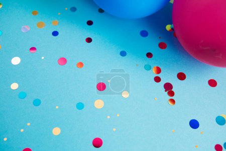 Foto de Fondo colorido con confeti brillante y globos de aire, tarjeta azul para el arte de la celebración con espacio de copia - Imagen libre de derechos