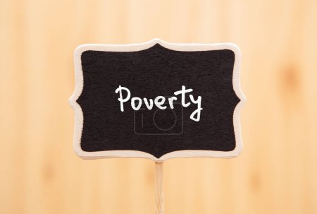 Foto de Pobreza - tarjeta con texto en pizarra sobre temas y problemas sociales - Imagen libre de derechos