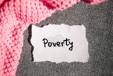 Foto de Pobreza - tarjeta con texto sobre fondo gris sobre temas sociales y falta de problemas de dinero - Imagen libre de derechos