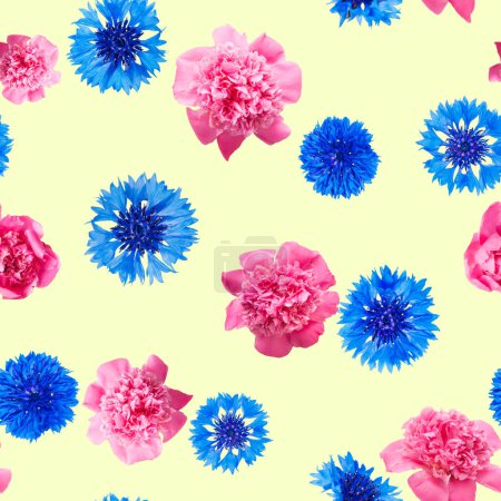 Foto de Patrón sin costuras de peonía rosa y flores de aciano azul sobre fondo amarillo - Imagen libre de derechos