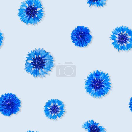 Foto de Patrón sin costuras de flores de aciano sobre fondo azul claro - Imagen libre de derechos