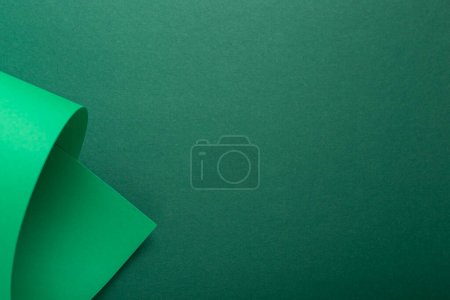 Téléchargez les photos : Arrière-plan design de boucle pliée en carton vert. Vue de dessus, plan plat. - en image libre de droit
