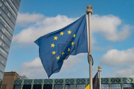 Téléchargez les photos : Drapeau de l'UE bleu sur le fond du bâtiment - en image libre de droit