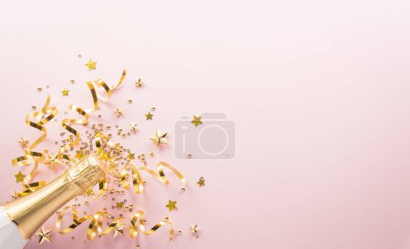 Frohes neues Jahr Feier Hintergrundkonzept. Champagnerflasche, goldene Schleife, Sterne und Weihnachtskugel auf pastellfarbenem Hintergrund.