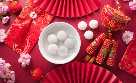 Foto de Tang Yuan (bolas de albóndigas dulces), una cocina tradicional para mediados de otoño, Dongzhi (solsticio de invierno) y año nuevo chino. caracteres chinos FU en el artículo se refieren a la fortuna, la riqueza, el flujo de dinero. - Imagen libre de derechos