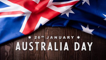 Téléchargez les photos : Joyeux concept de jour Australie. Drapeau australien sur un vieux fond en bois. 26 janvier. - en image libre de droit