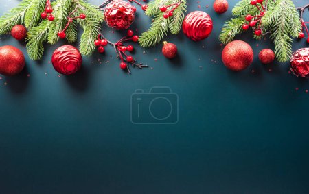 Foto de Navidad y año nuevo concepto de fondo. Vista superior de la bola de Navidad, brance de Navidad, estrella y copo de nieve sobre fondo oscuro. - Imagen libre de derechos