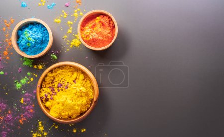 Téléchargez les photos : Happy Holi décoration, la fête indienne.Vue de dessus de poudre de holi colorée sur fond sombre. - en image libre de droit