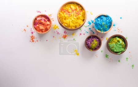 Téléchargez les photos : Happy Holi décoration, la fête indienne.Vue de dessus de poudre holi colorée sur fond blanc. - en image libre de droit