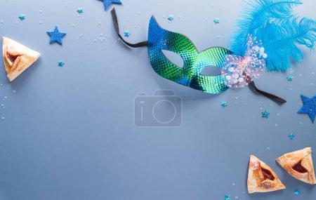 Téléchargez les photos : Happy Purim concept de décoration de carnaval fabriqué à partir de masque et étoiles scintillantes et biscuits hamantaschen sur fond pastel. (Joyeux Pourim en hébreu, fête juive) - en image libre de droit