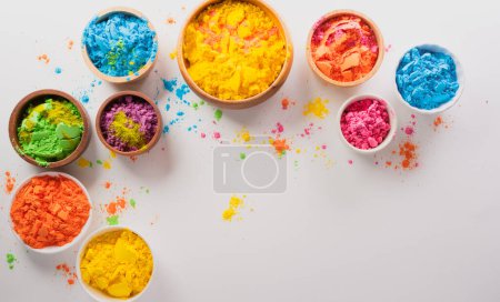 Téléchargez les photos : Happy Holi décoration, la fête indienne.Vue de dessus de poudre holi colorée sur fond blanc. - en image libre de droit
