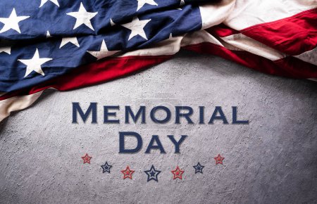 Happy Memorial Day Konzept aus amerikanischer Flagge und Text auf dunklem Steinhintergrund.