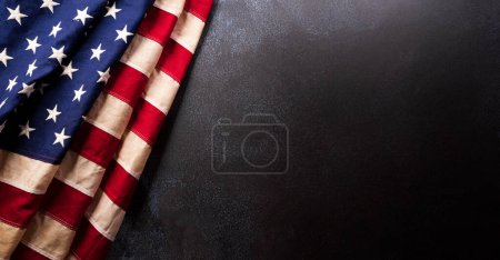 Happy Memorial Day Konzept aus amerikanischer Flagge auf dunklem Steinhintergrund.