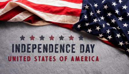 Happy Independence Day Konzept aus amerikanischer Flagge und Text auf dunklem Steinhintergrund.