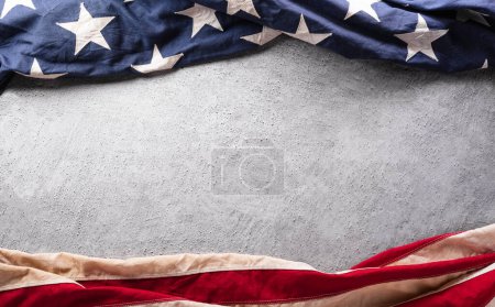 Happy Presidents Day Konzept aus amerikanischer Flagge und Text auf dunklem Steinhintergrund.