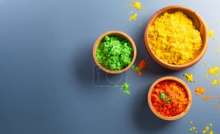 Téléchargez les photos : Happy Holi décoration, la fête indienne.Vue de dessus de poudre de holi colorée sur fond sombre. - en image libre de droit