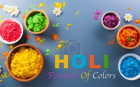 Happy Holi décoration, la fête indienne.Vue de dessus de poudre de holi colorée sur fond sombre.