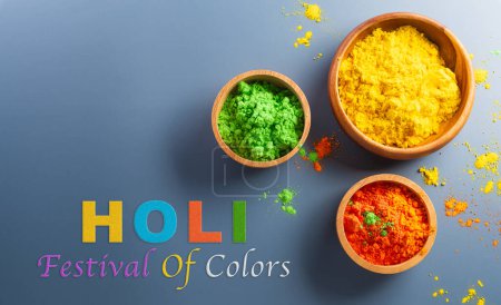 Happy Holi décoration, la fête indienne.Vue de dessus de poudre de holi colorée sur fond sombre.