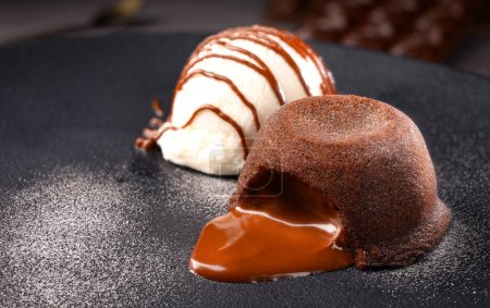 Téléchargez les photos : Petit gateau dessert - Traditionnel sucré - Gâteau au chocolat avec crème glacée - en image libre de droit