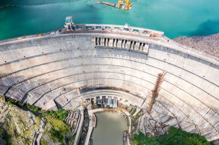 Foto de Central hidroeléctrica Inguri en Georgia. Vista aérea desde el dron de una enorme presa de agua. Central hidroeléctrica en el río Inguri. - Imagen libre de derechos