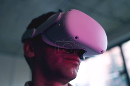 Homme plongé dans la réalité virtuelle avec casque VR moderne, explorer les mondes numériques. 