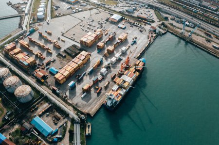 Luftaufnahme des Industriehafens mit gestapelten Schiffscontainern, internationalem Handel und Transport. 