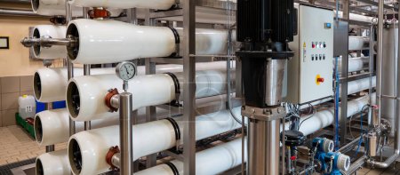 Tableau des membranes d'osmose inverse dans l'usine moderne de traitement de l'eau.