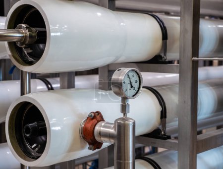 Medidor de presión conectado al sistema de filtración en una instalación de tratamiento de agua.