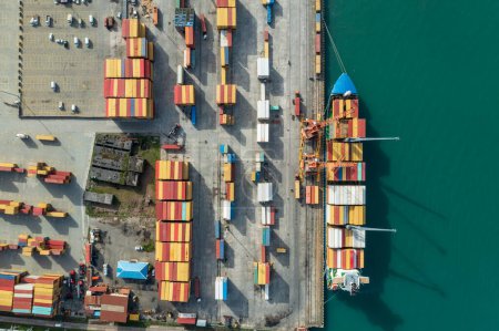 Vue aérienne du port de fret avec terminal à conteneurs au quai. Logistique internationale du fret et transport commercial.
