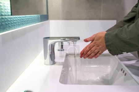 Se laver les mains sous le robinet moderne Fermer.