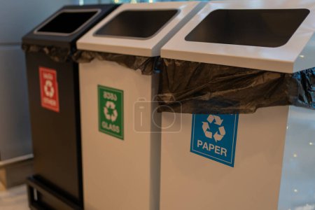 Recyclingbehälter für Papier, Glas und andere Abfälle.