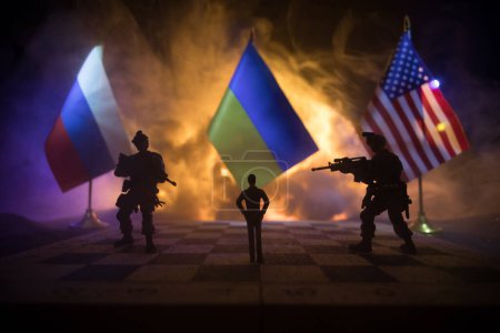 Téléchargez les photos : Guerre entre la Russie et l'Ukraine, image conceptuelle de la guerre à l'aide d'échiquier, de soldats et de drapeaux nationaux sur fond d'explosion. Crise ukrainienne et russe. Concentration sélective - en image libre de droit