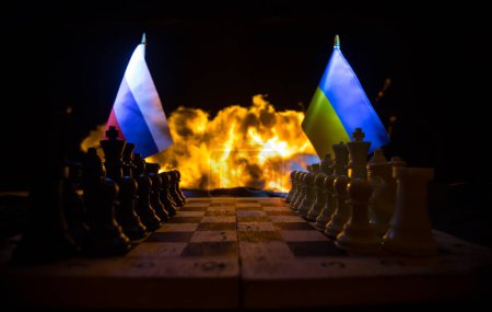Foto de Guerra entre Rusia y Ucrania, imagen conceptual de guerra usando tablero de ajedrez, soldados y banderas nacionales en el fondo de la explosión. Crisis ucraniana y rusa. Enfoque selectivo - Imagen libre de derechos