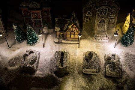 Foto de Feliz Año Nuevo 2023. Atributos tradicionales de vacaciones en la nieve. Una tarjeta de felicitación para Navidad. Enfoque selectivo - Imagen libre de derechos