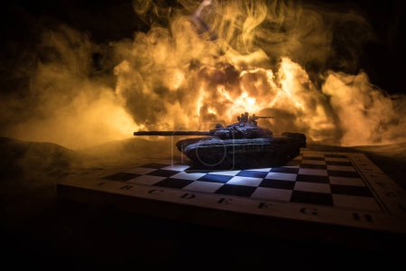 Krieg zwischen Russland und der Ukraine, konzeptuelles Bild eines Krieges mit Schachbrett und Panzer auf dunklem Explosionshintergrund. Ukrainische und russische Krise, politischer Konflikt. Selektiver Fokus