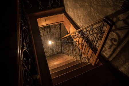 Téléchargez les photos : Escaliers en bois effrayant descendant vers le sous-sol dans une maison abandonnée. Horreur concept Halloween - en image libre de droit