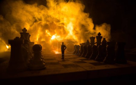 Foto de Guerra entre Rusia y Ucrania, imagen conceptual de guerra usando tablero de ajedrez en el fondo de la explosión. Crisis ucraniana y rusa. Enfoque selectivo - Imagen libre de derechos