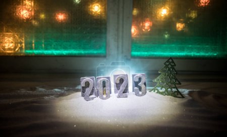 Téléchargez les photos : Bonne année 2023. Caractéristiques traditionnelles de vacances sur la neige. Une carte de vœux pour Noël. Concentration sélective - en image libre de droit
